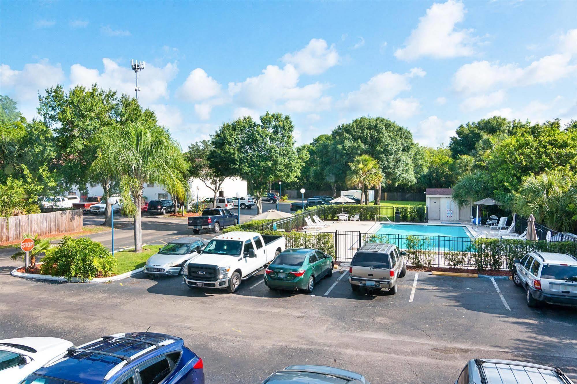 Motel 6-Tampa, Fl - Fairgrounds Exterior photo